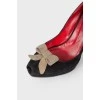Suede heels with bow at the toecap