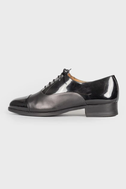 Oxfords with lacquer inserts